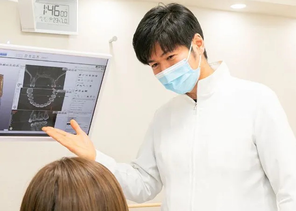 院長がモニターを使って患者に説明している様子